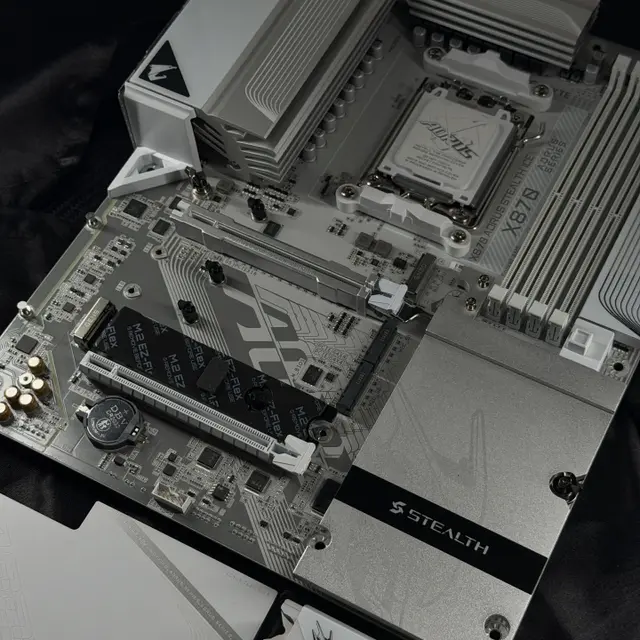 gigabyte-x870-aorus-stealth-ice-ddr5-3